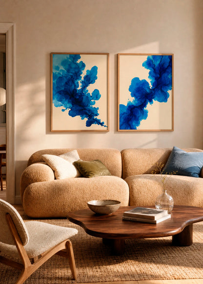 Deep Blue Something og Deep Blue Everything fra Hello Poster fra Hello Poster i egetræsrammer over en lys sofa i en varm, moderne stue.
