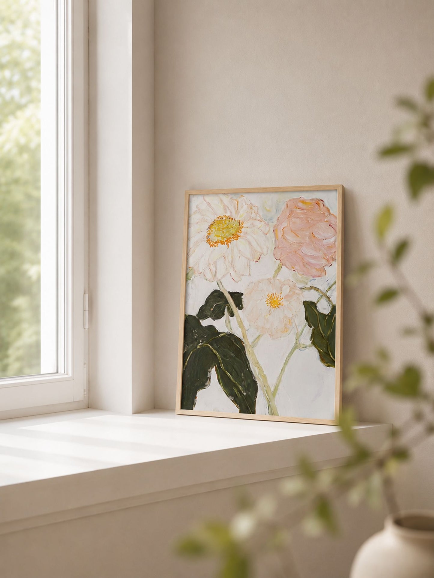 Lys nordisk vindueskarm med Pale Bloom plakat i egetræsramme, bløde blomsterfarver og minimalistisk skandinavisk indretning.
